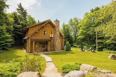 Image de Maison au bord du lac près de St Sauveur avec bain à remous et sauna privés
