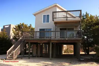 Image de Luxueuse maison de style oceanblock moderne dans un quartier calme bien entretenu