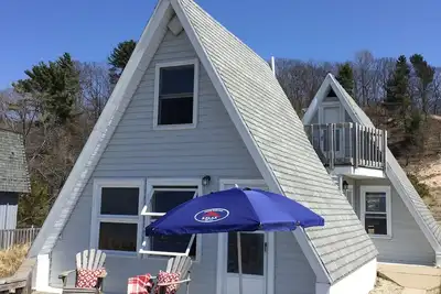 Image de Cottage confortable sur la rive du lac Michigan, récemment rénové, plat et à quelques pas de la plage