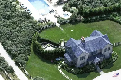 Image de Sun-rempli Nantucket Home \"Nevermoor\" avec piscine spectaculaire et Cabana