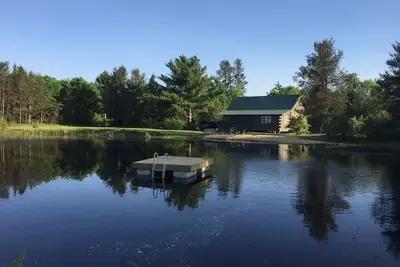 Image de Charmante, confortable, isolée cabane en rondins pour les familles avec un étang de baignade.