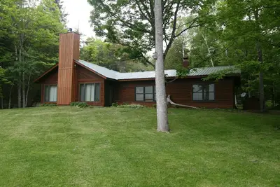 Image de Belle maison de vacances moderne au bord du lac sur la baie Huron du lac Supérieur