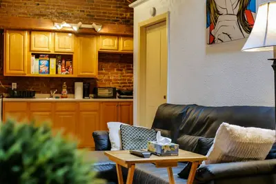 Image de ✍ Suite Loft historique au centre-ville d'Albany avec parking!