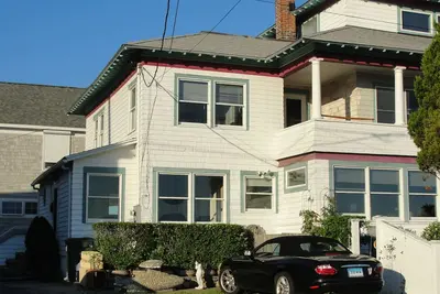 Image de Séjour prolongé ou court terme, maison de ville Anchor Beachfront souhaitable.