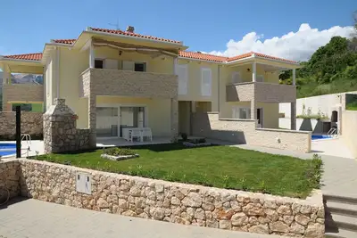 Image de Nouvelle Vila confortable avec grande piscine chauffée et barbecue en pierre