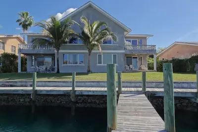 Image de Spacieux Gated Waterfront Villa avec ponton privé