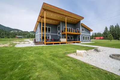 Image de Lodge récemment construit sur la rivière, cabine acceptant les animaux, pouvant accueillir jusqu'à 14 personnes