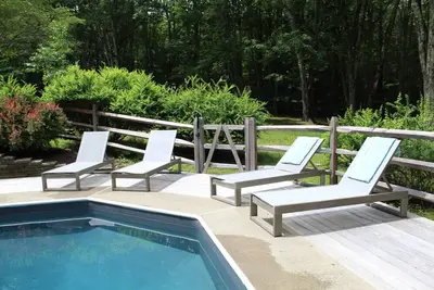 Image de Maison de retraite moderne récemment rénovée avec piscine