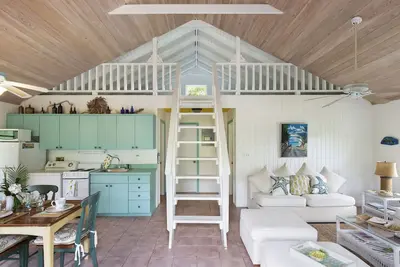Image de Chalet Bahamien De Couleur D'ORCHIDÉE ÉTAPES À Partir De La Plage De L'Atlantique