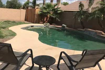Image de Belle maison surprise avec piscine privée et grande cour arrière