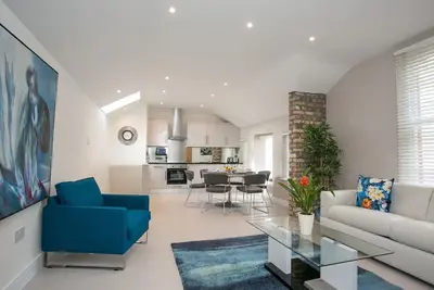 Image de Ballsbridge Superbe 3 chambres 2 salles de bain Duplex Lodge - parking gratuit - 8 personnes