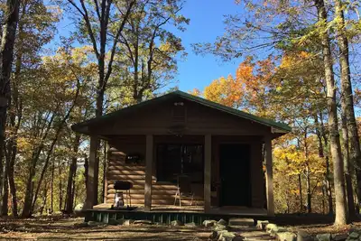 Image de Beau et confortable un lit, une cabine de bain nichée dans les montagnes de Kiamichi