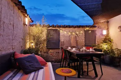 Image de Maison en pierre élégante: terrasse privée sur le toit, cuisine design, parking sécurisé