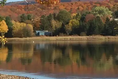 Image de Chalet au bord du lac Brome! Prendre des réservations pour les amateurs d'hiver maintenant!