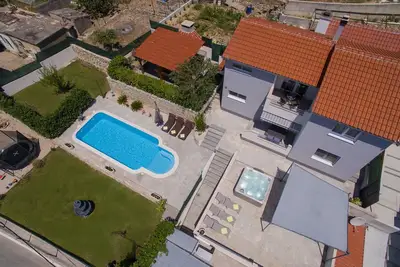 Image de Villa Roko avec piscine privée chauffée et bain à remous