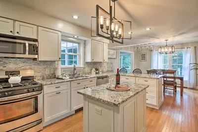 Image de Maison spacieuse, terrain privé de 2 acres, bain à remous, climatisation, prêt pour le plaisir de votre famille