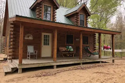 Image de Nouvelle cabane en rondins sur 3 acres boisés, douche extérieure, lac Michigan, climatisée