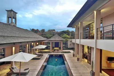 Image de Réserver 3 chambres, utilisation exclusive de la villa de luxe avec piscine privée de 4 chambres, à pied de Gwk