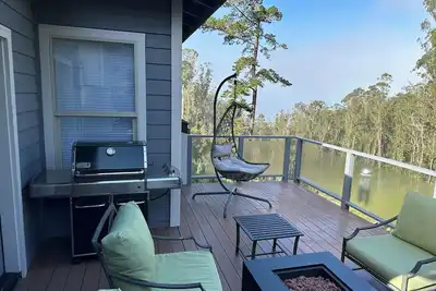 Image de Retraite côtière de trois chambres dans les cimes des arbres. Maison design de 3 étages + bain à remous