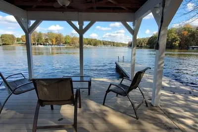 Image de Brand New Waterfront Home, En Situation calme avec plage privée et Dock