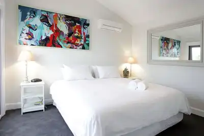 Image de Élégant appartement du patrimoine rénové, dans rue calme bordée d'arbres près de la Cdb