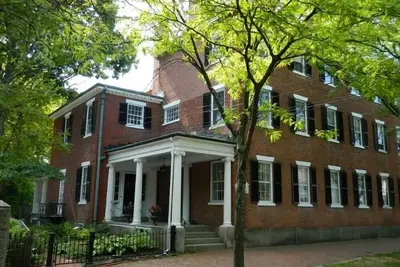 Image de Manoir d'époque fédérale en brique sur la rue Fable Chestnut, Salem