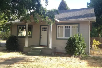 Image de Adorable 2 chambres 1 salle de bain Craftsman Cottage dans Downtown Grants Pass