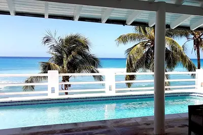 Image de Magnifique villa en bord de mer à South Point; très spacieux avec une piscine incroyable