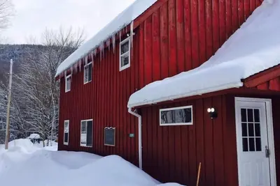 Image de Riverside Property, Capacité d'accueil 15, grand salon, salle à manger et bain à remous.