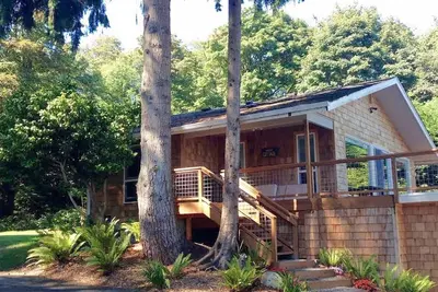 Image de Gîte de charme avec une grande vue sur Puget Sound et Cascade Mountains