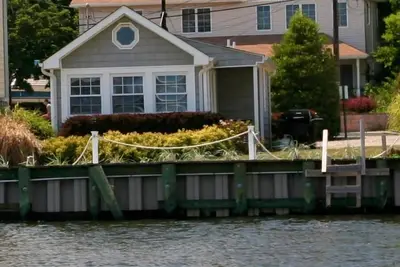 Image de A Great Escape! ! One Of A Kind Waterfront Cottage.