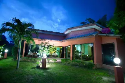 Image de vraie villa moderne en front de mer