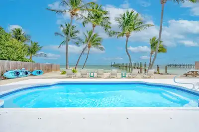 Image de Superbe maison en bord de mer avec piscine chauffée, jetée de 350 pieds, Wifi et plus