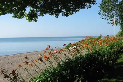 Image de The Douglas Family Cottage - Perfect Waterfront Getaway avec une grande plage