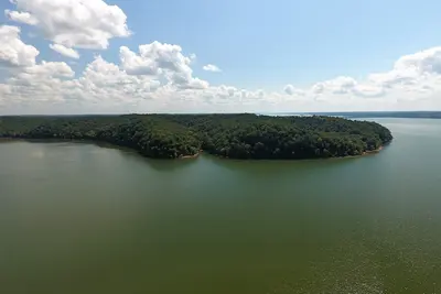 Image de Lake Shore est sur le lac Kentucky avec sa plate-forme de quai et de bateau.