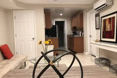 Image de Nouvelle annonce: moderne confortable Capitol Hill / H Street 1 Bedroom Sous-sol Apt