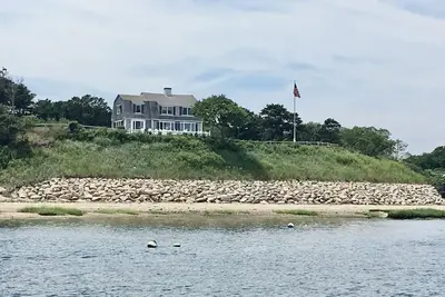 Image de Maison de style Nantucket en bord de mer avec une vue imprenable sur 3 acres domaine
