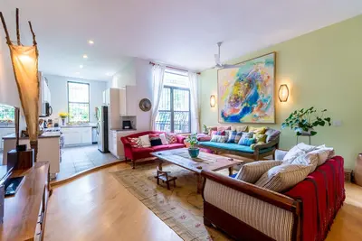 Image de Triplex dans une maison de ville à Harlem Parfait pour une réunion de famille