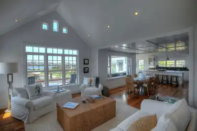 Image de Belle maison de Cape Cod. Vue sur l'océan et haute décoration de fin
