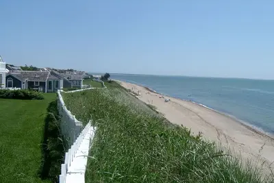 Image de Nouveau Seabury Beach Cottage avec une vue imprenable sur l'océan, à quelques pas de la plage privée
