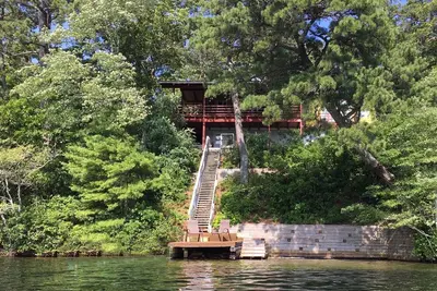 Image de Maison de bord de mer isolée avec vue sur l'étang spectaculaire