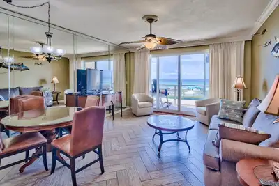 Image de Lit confortable, Rocker Recliner et service de plage inclus. Gâtez-vous!