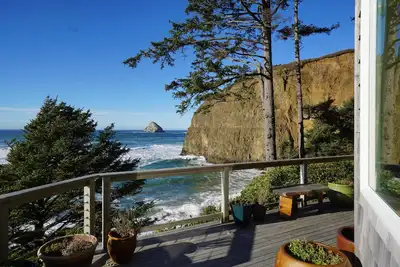 Image de Spectaculaire maison de luxe en bord de mer avec bain à remous sur les marches du pont de la plage