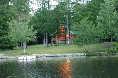 Image de Lake Front Log Cabin Près du mont. Neige