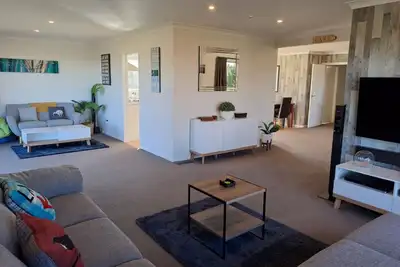 Image de Famille conviviale maison de vacances. Près de la ville, comprend une connexion Wi-Fi, Sky et permet aux animaux de compagnie