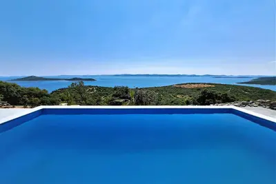 Image de Villa Robinson est une maison en pierre avec une vue imprenable sur le parc national de Kornati