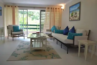 Image de 2 chambres 1 salle de bains sur la côte sud de la Barbade, près des commerces et des plages.