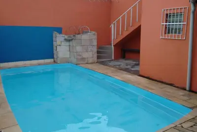 Image de Accueil avec piscine et salle de jeux, aéré et confortable, à proximité de la plage.