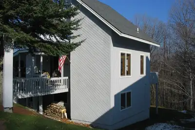 Image de Condo ensoleillé, maison de ski pour déjeuner. Super traîneau juste devant la porte.