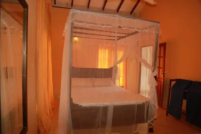 Image de Downhill Lagoon - 2br avec salle de bains (installations d'eau chaude) dans une maison à deux étages